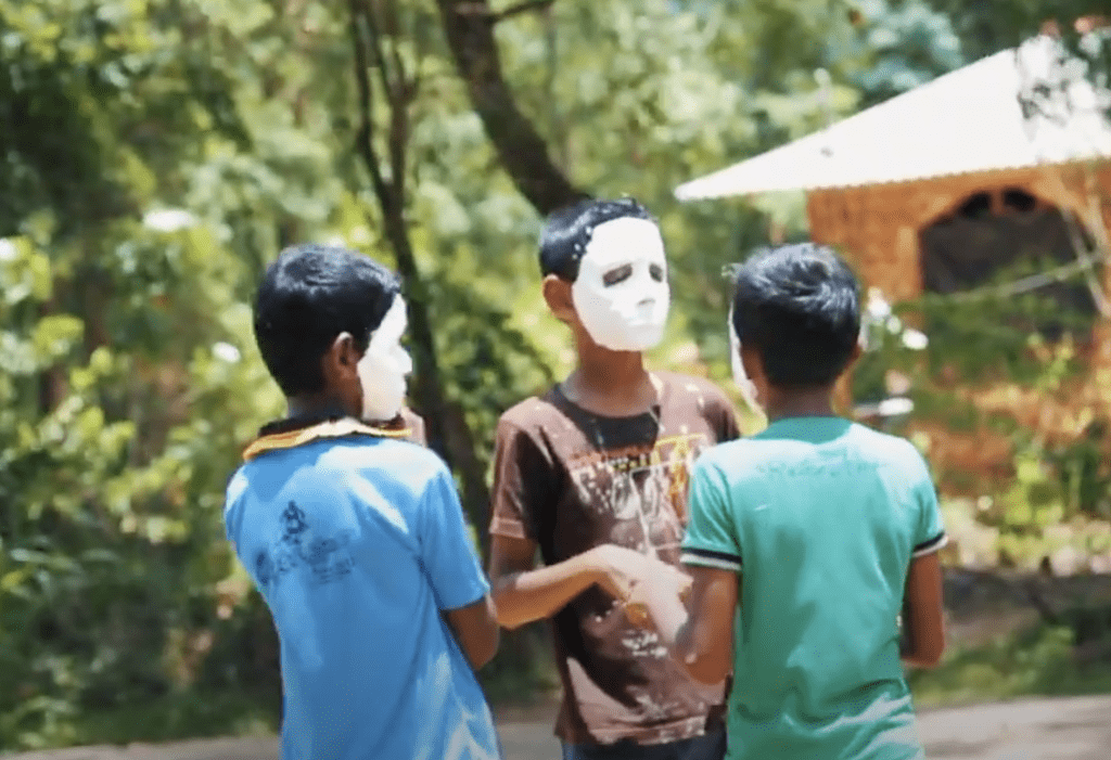 Children in Sri Lanka with face masks
